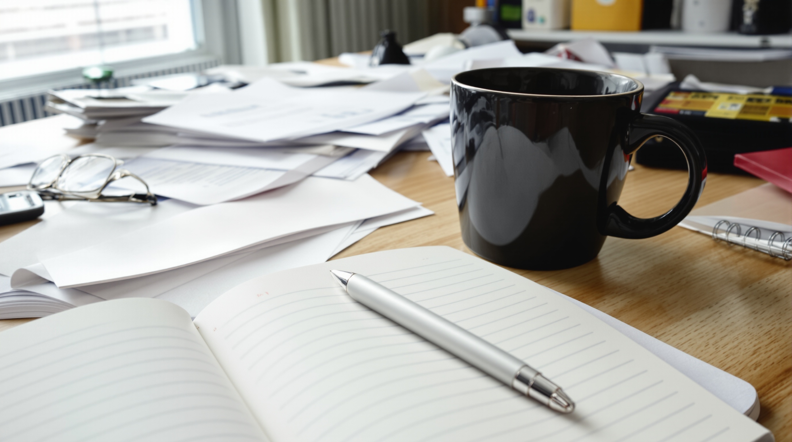 Escritório home com mesa de trabalho e documentos, representando planejamento patrimonial de bem de família lei