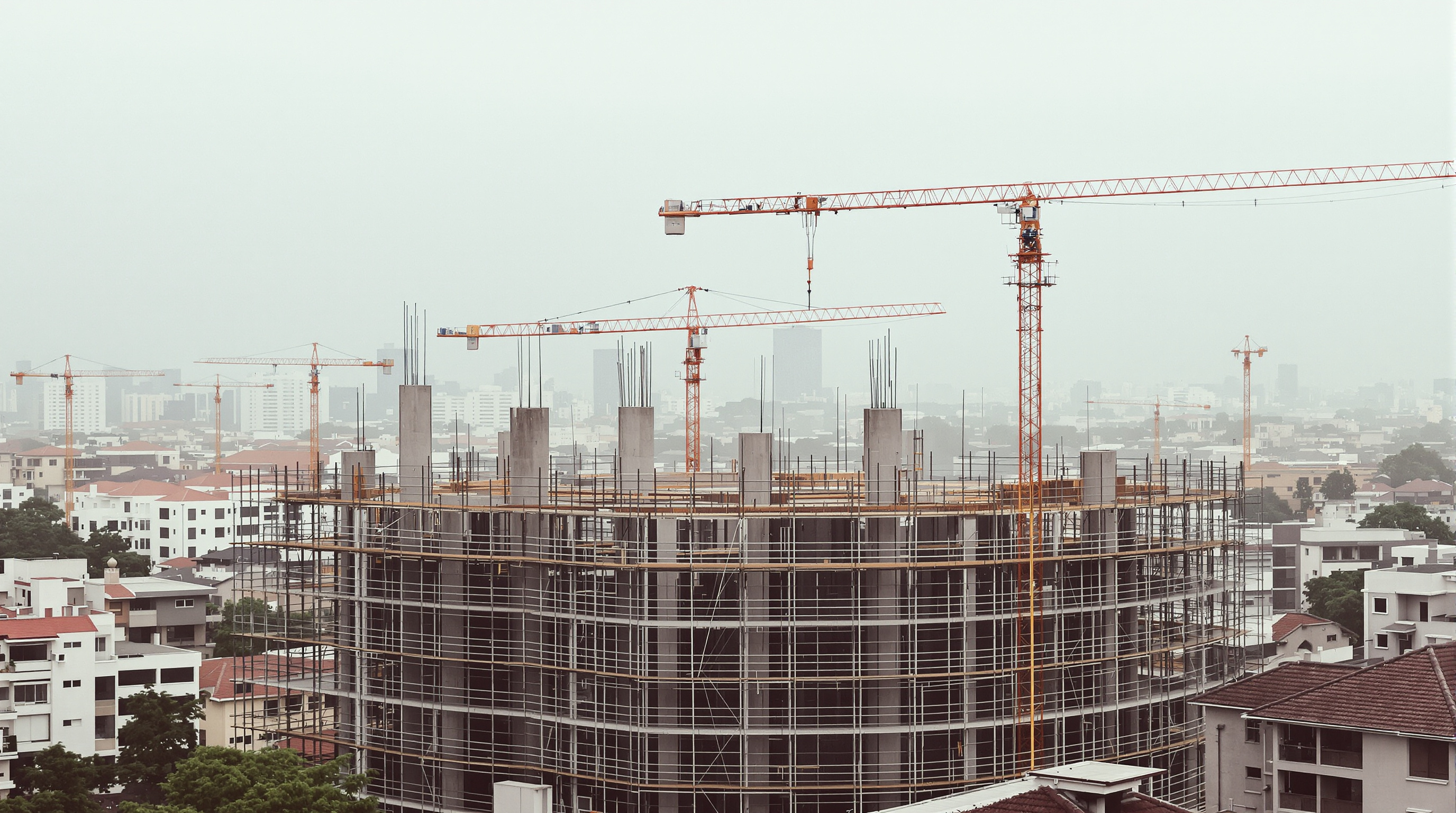 Construção em andamento em bairro residencial de São Paulo durante o ciclo imobiliário atual