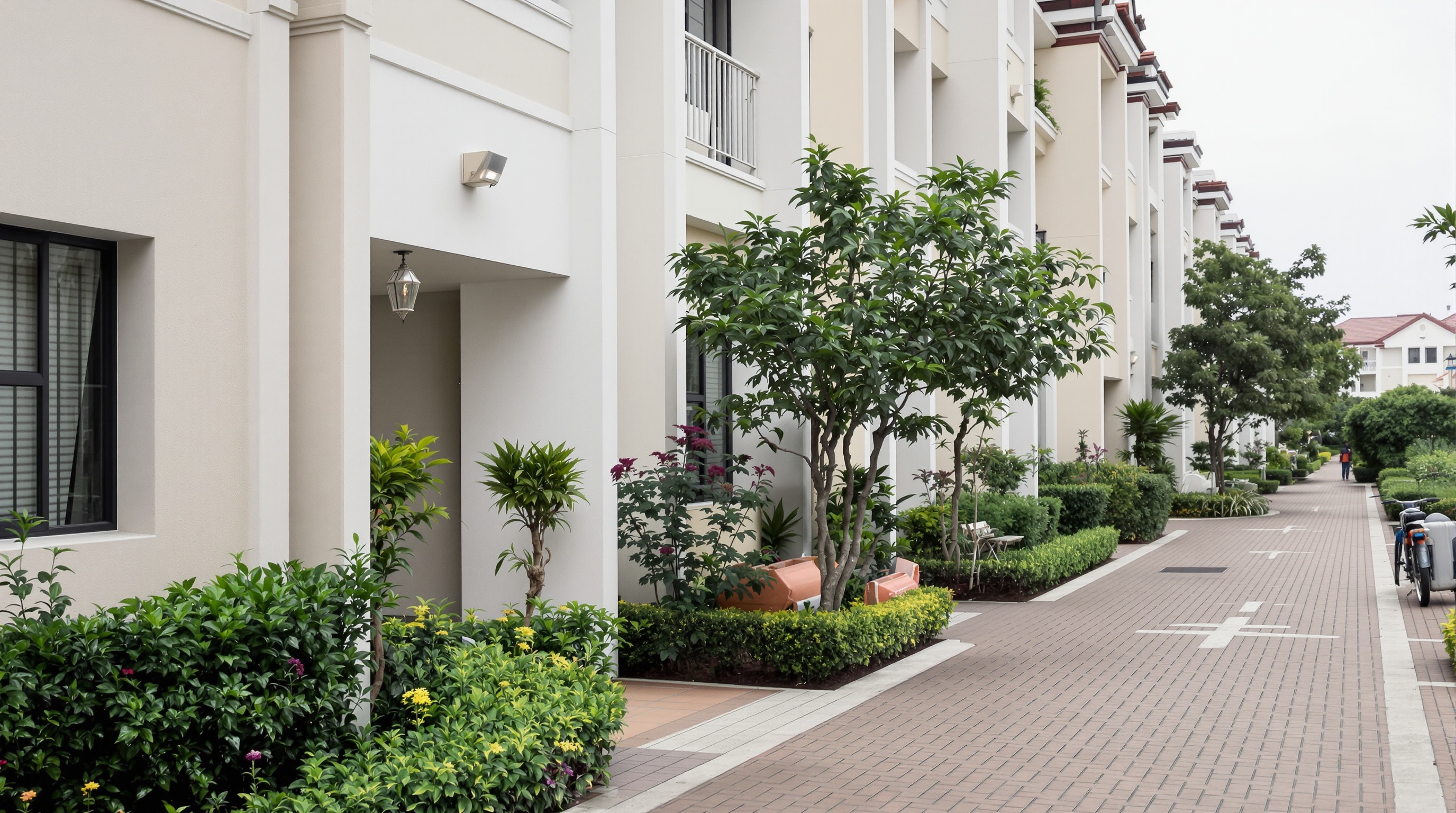 Corredor residencial e jardins do Boa Vista Village Residences com paisagismo curado