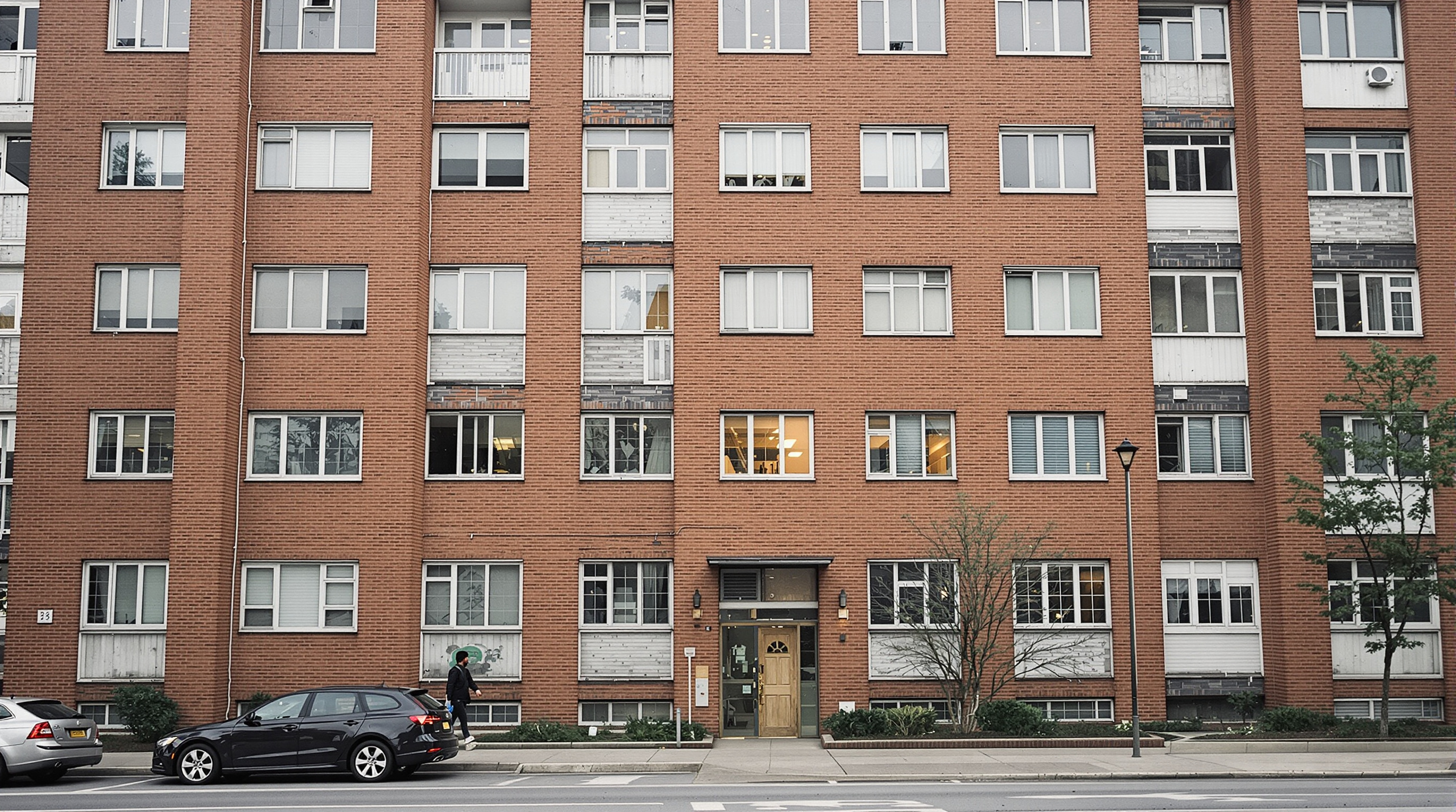 Fachada de edifício residencial de condominio com amenidades e segurança em bairro valorizado