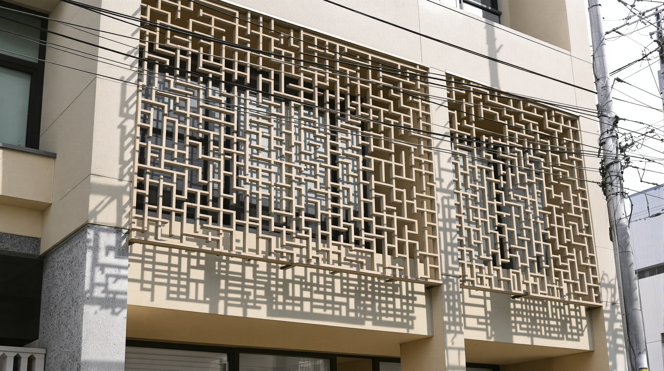 Brises e cobogós em fachada de conforto térmico na construção civil, bloqueando radiação solar