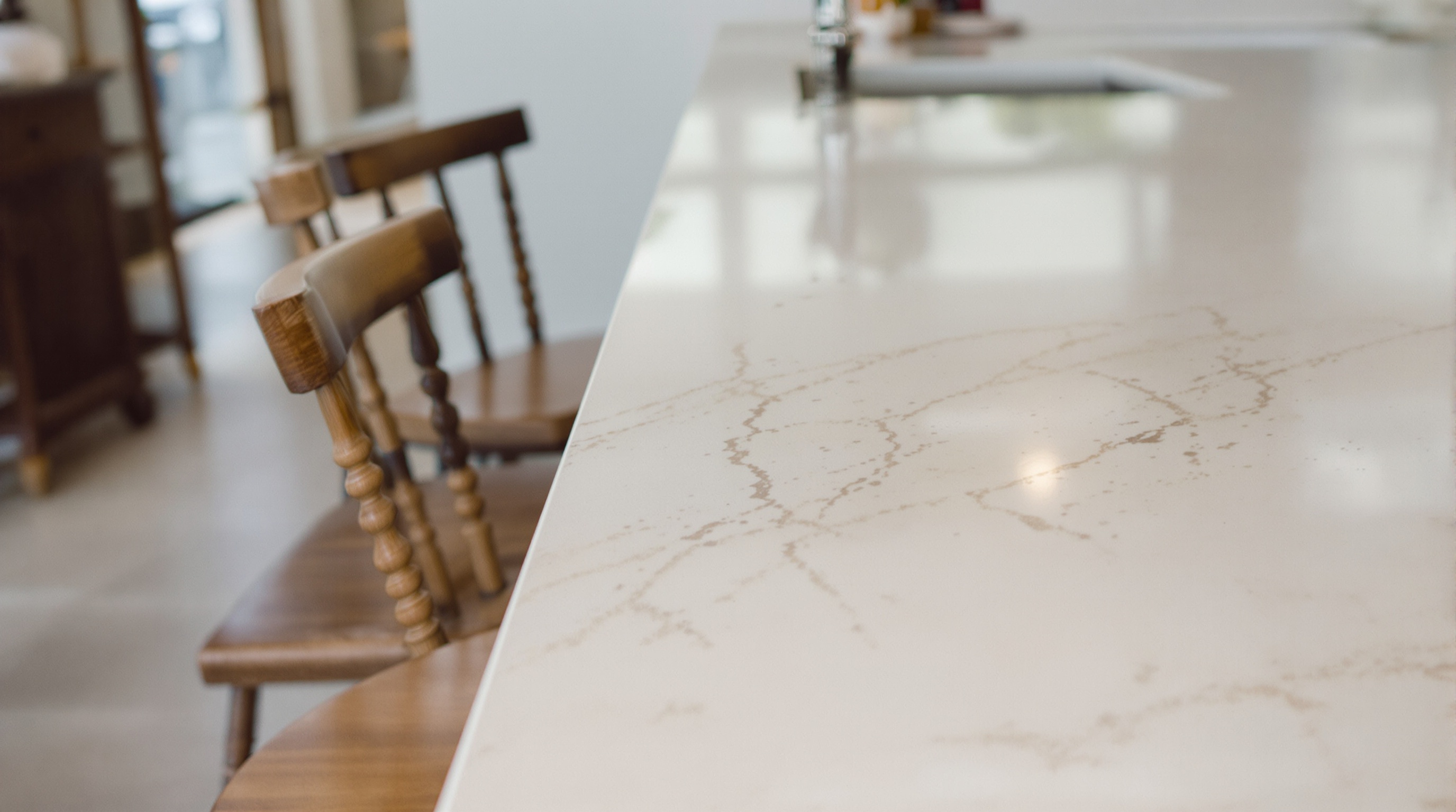Detalhe da ilha de cozinha em pedra e madeira com acabamento premium em imóvel de ultra-luxo