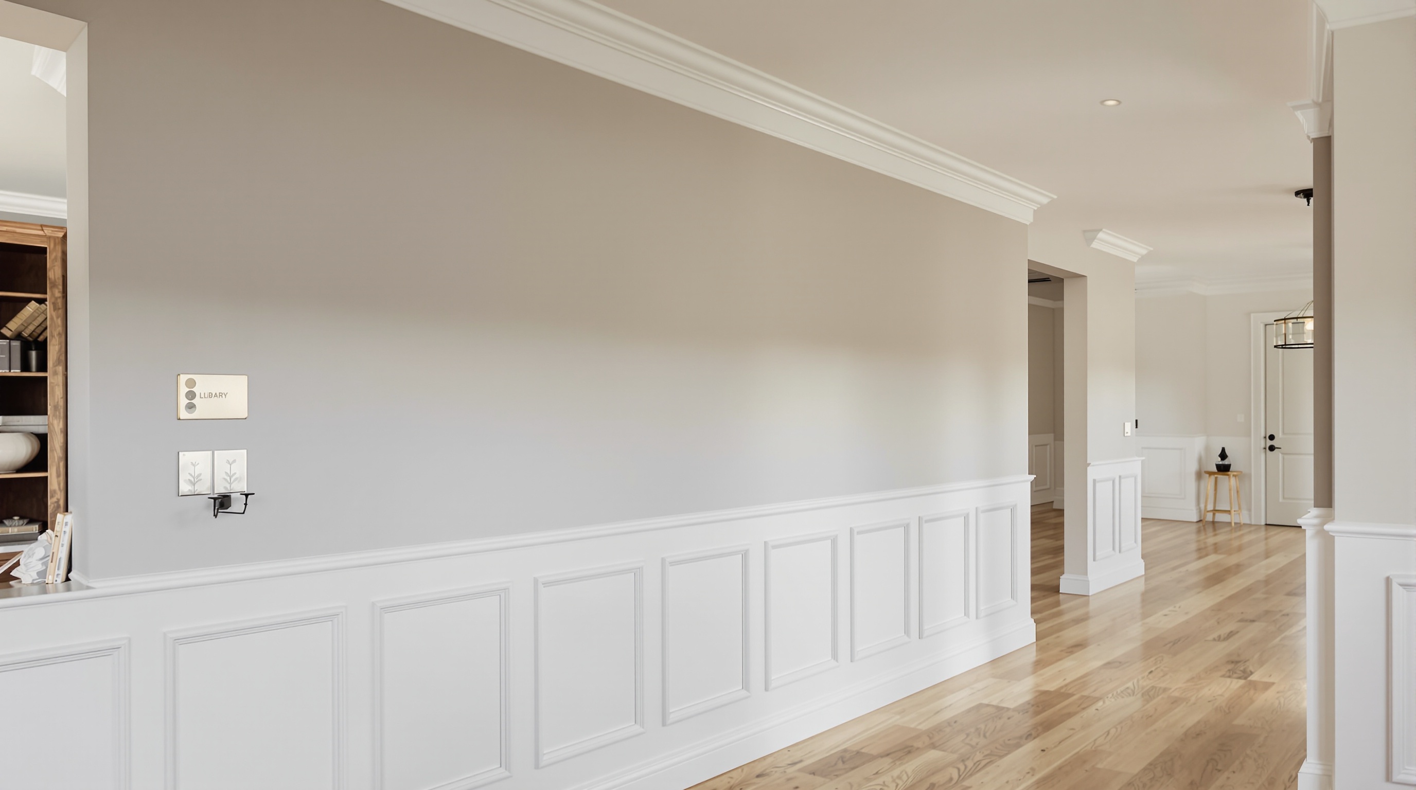 Decoração de sala com boiserie em espaço integrado, boiserie como elemento arquitetônico de proporção em ambiente aberto