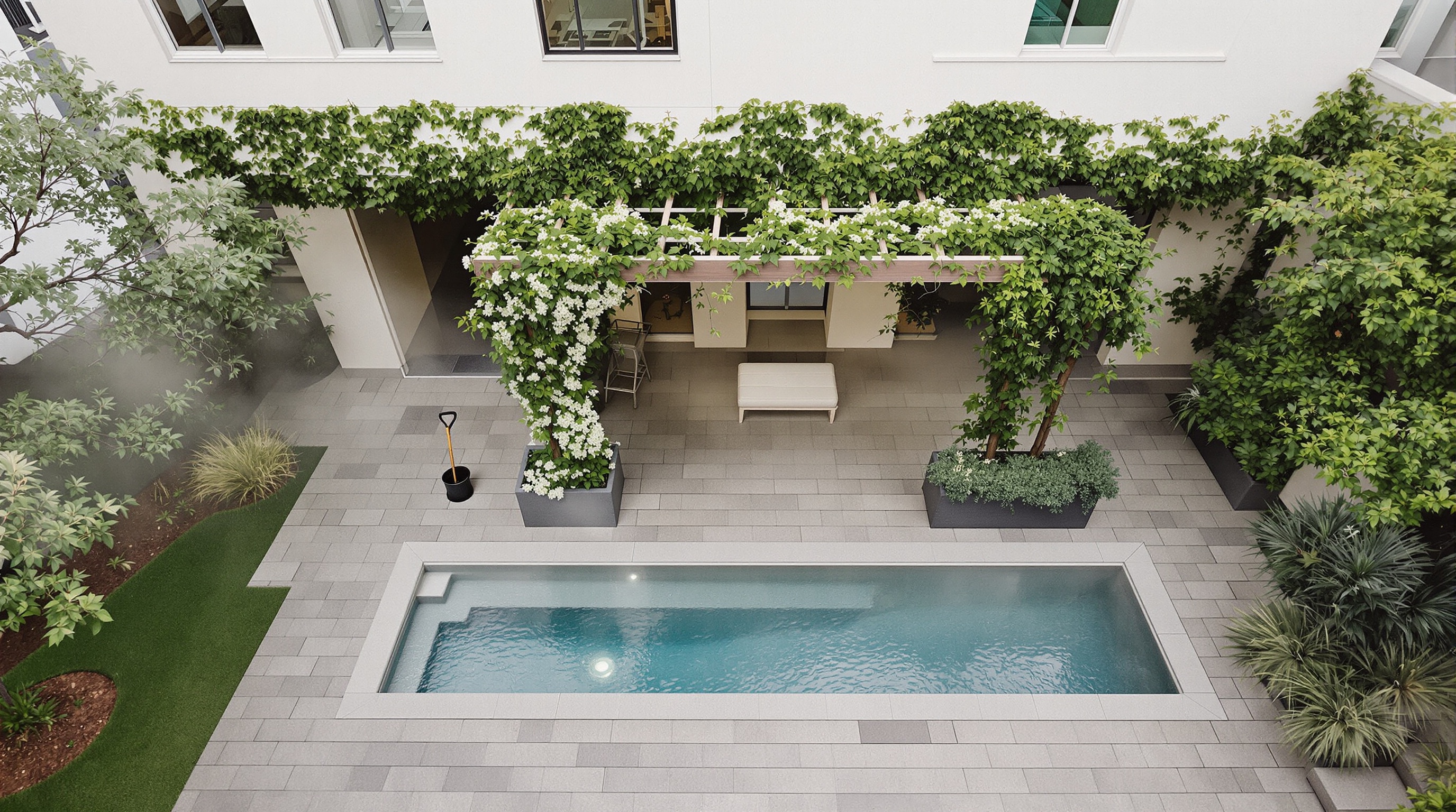 Varanda de townhouse em Alphaville com integração de água, pedra natural e vegetação biofílica
