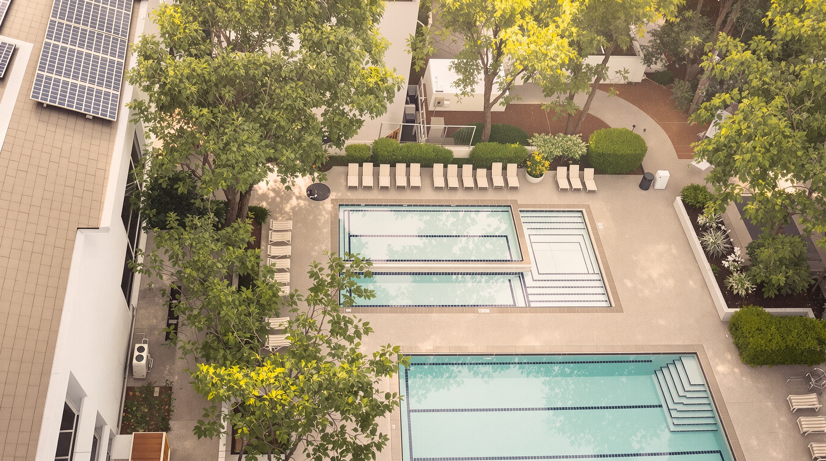 Área comum de condomínio de luxo com piscina aquecida alimentada por energia solar
