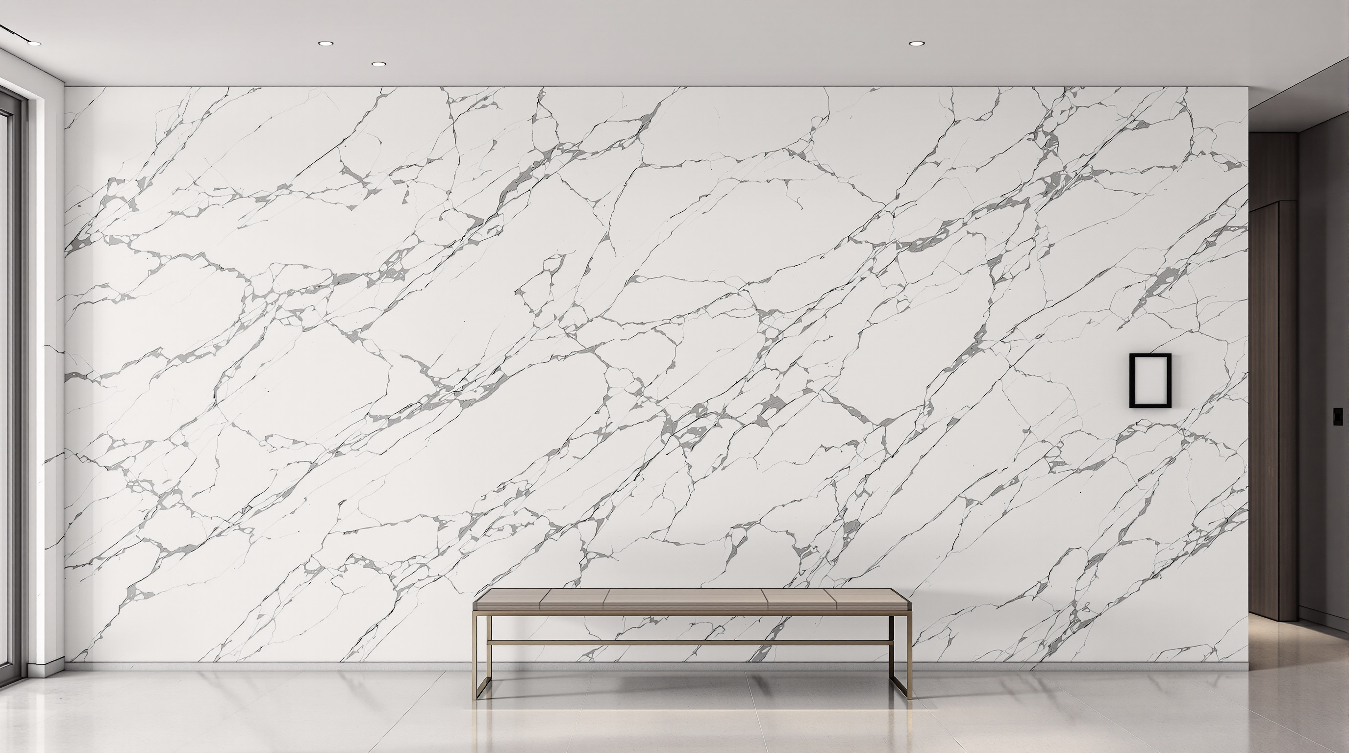 Parede de destaque revestida em mármores Thassos branco puro em hall minimalista, iluminação natural suave realçando textura