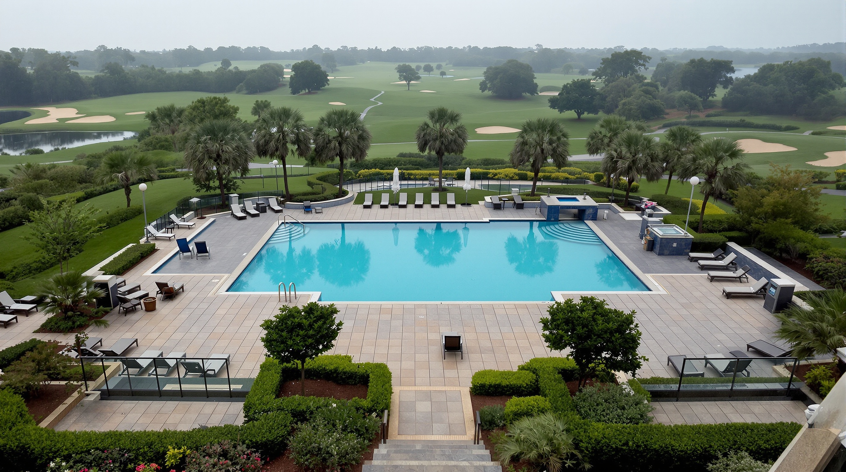 Piscina e área verde em condomínio fazenda de luxo do interior paulista, com campo de golfe ao fundo