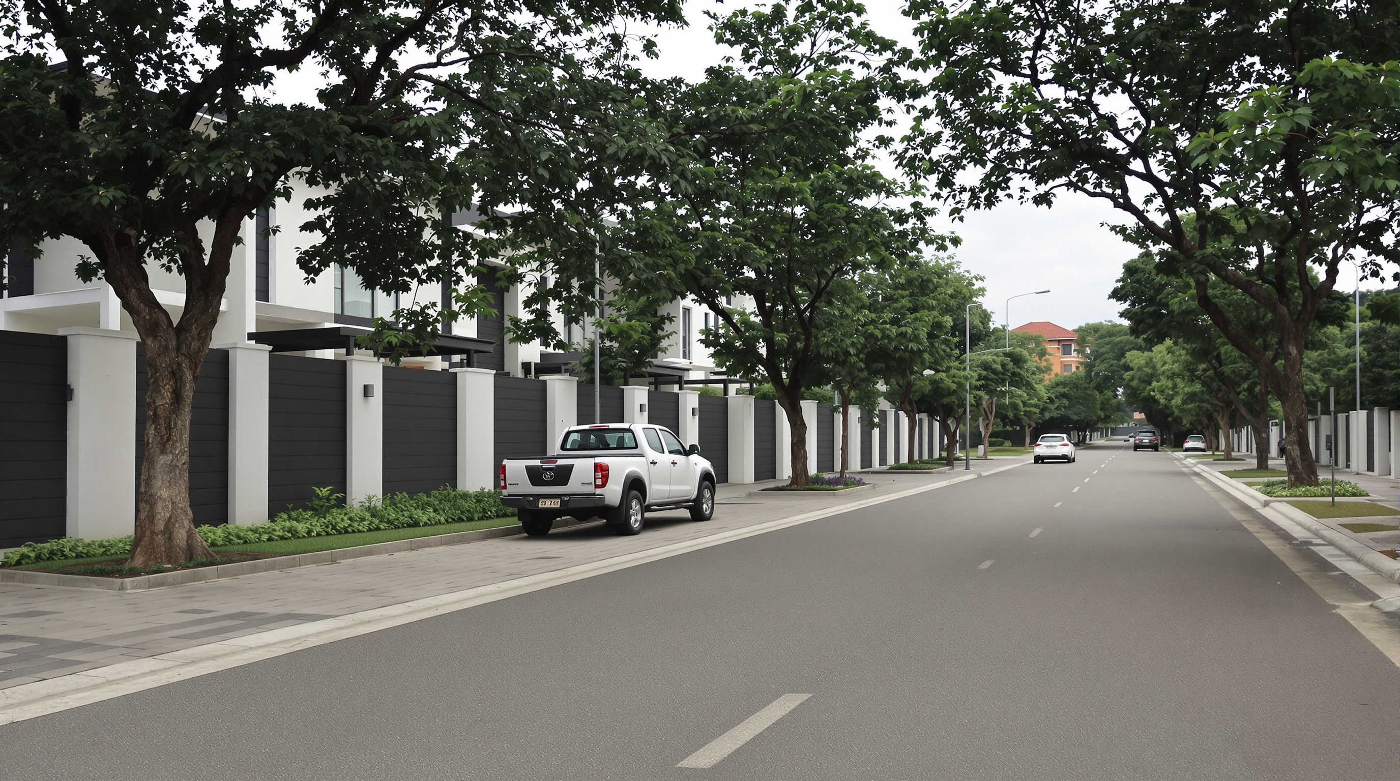 Avenida arborizada no mercado residencial Alphaville 1 com casarões de alto padrão e segurança perimetral.