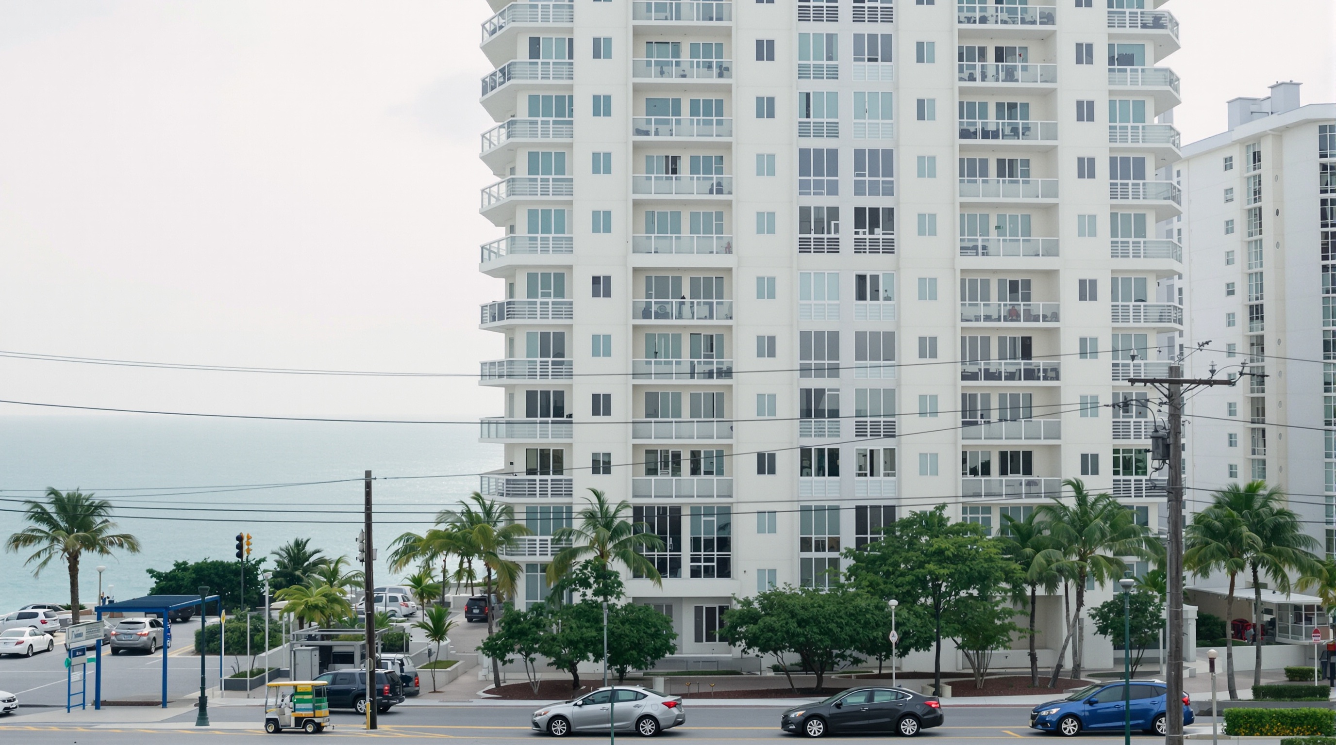 Edifício residencial de luxo em Miami Beach com fachada oceanfront e marina ao fundo, refletindo o padrão imobiliário near Miami Master