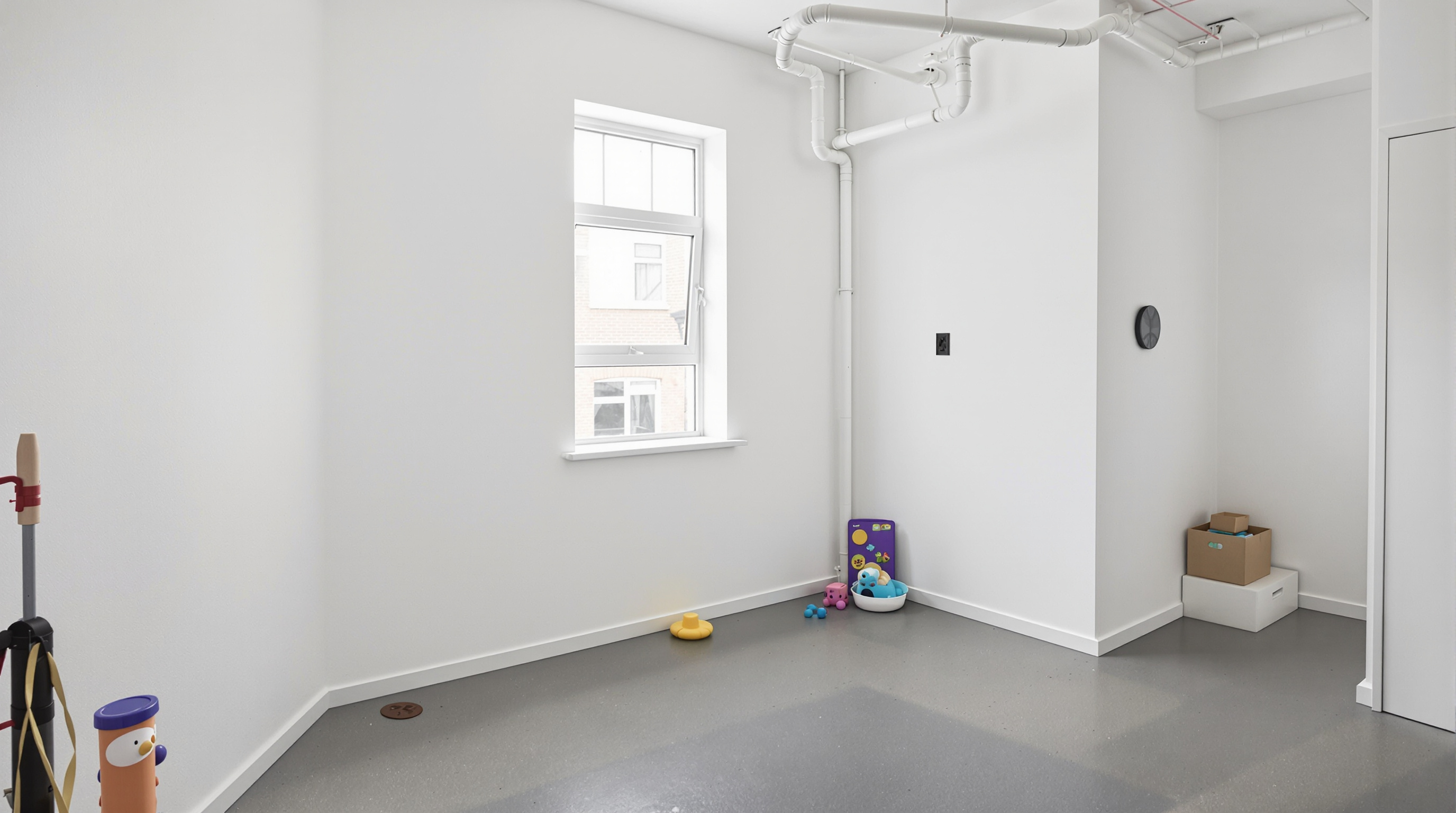 Pet place indoor em condomínio com piso de borracha e brinquedos básicos