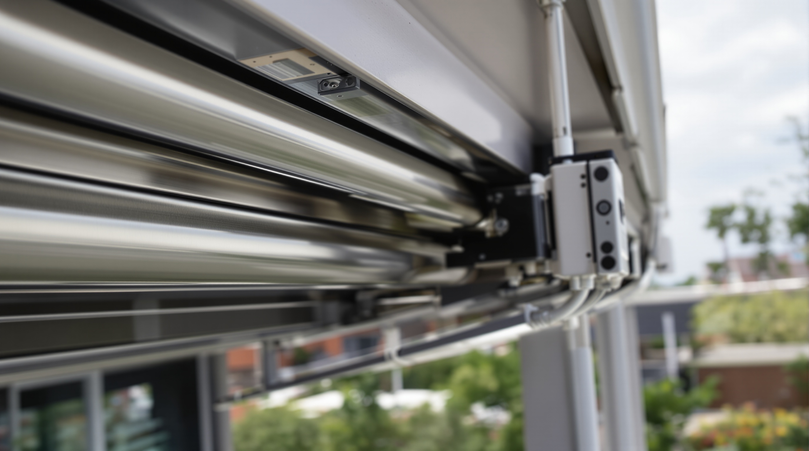 Mecanismo motorizado do deck retrátil: trilhos em inox e motor elétrico em residência de alto padrão