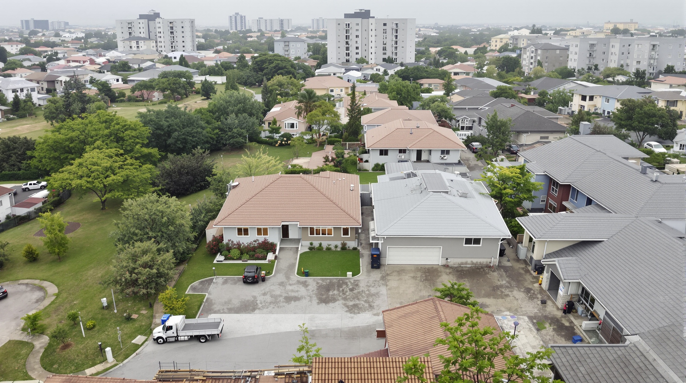Vista aérea de condomínio em Alphaville com casas, áreas verdes e circulação interna