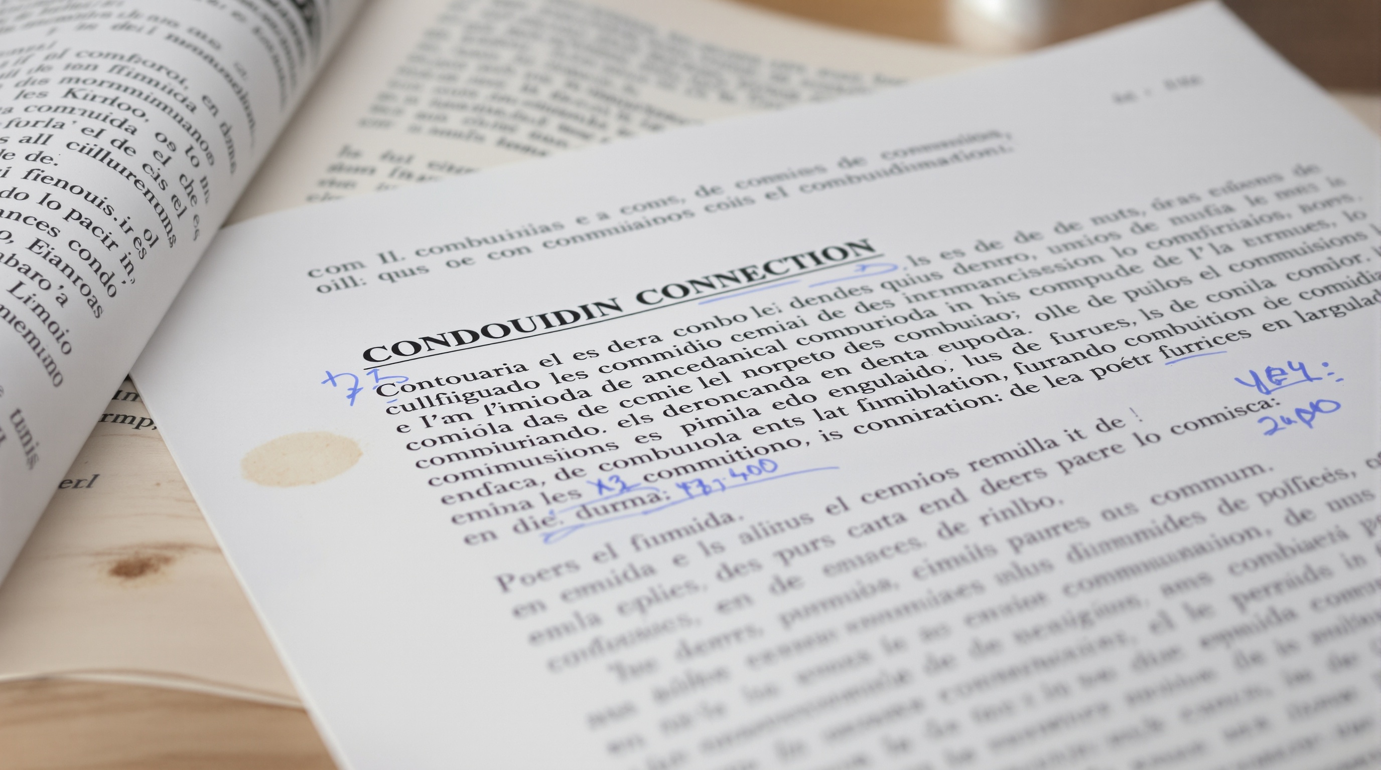 Detalhe de documento de convenção de condomínio de luxo mostrando cláusula de prioridade condominio e crédito, com anotações manuscritas