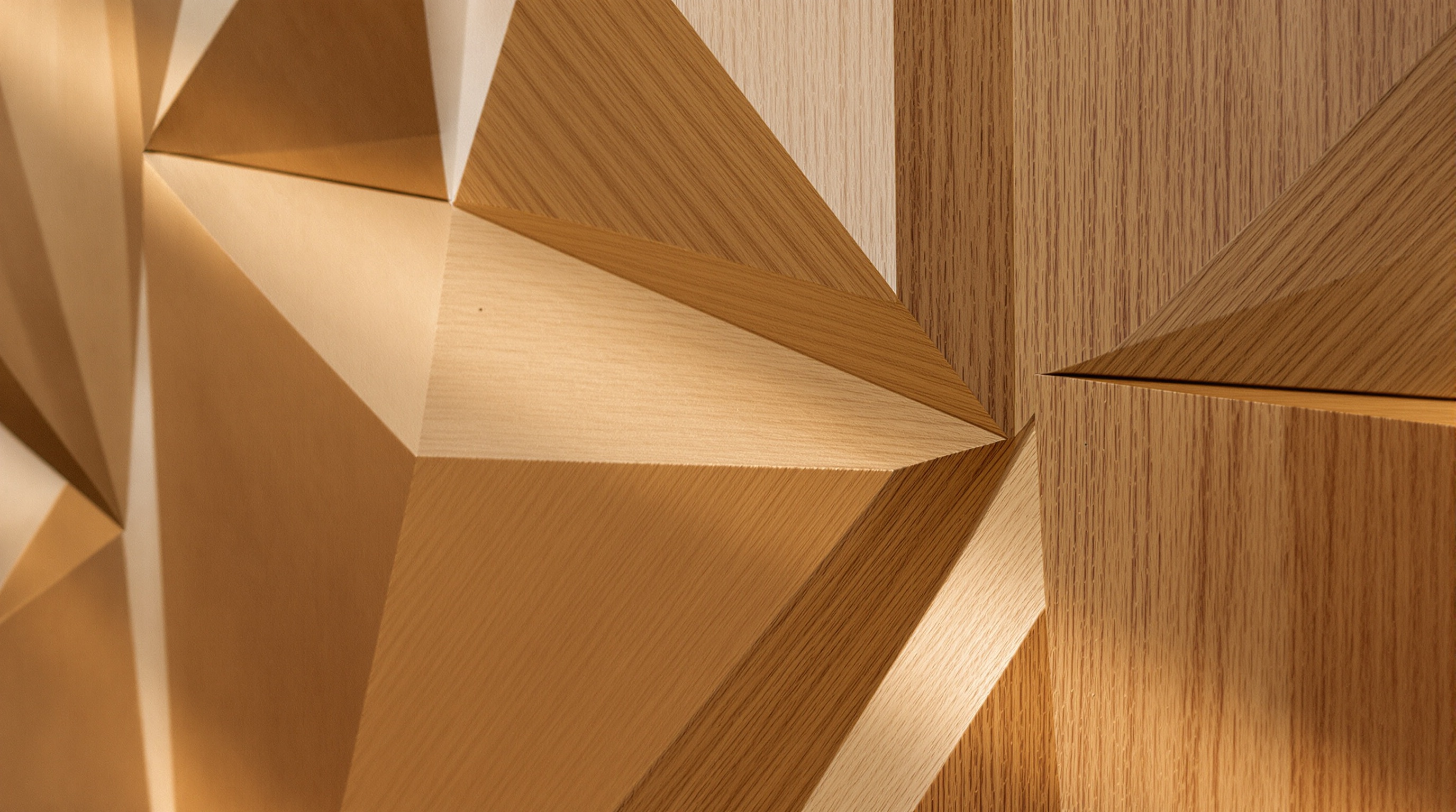 Detalhe de painel decorativo com proporções harmônicas em interior de luxo