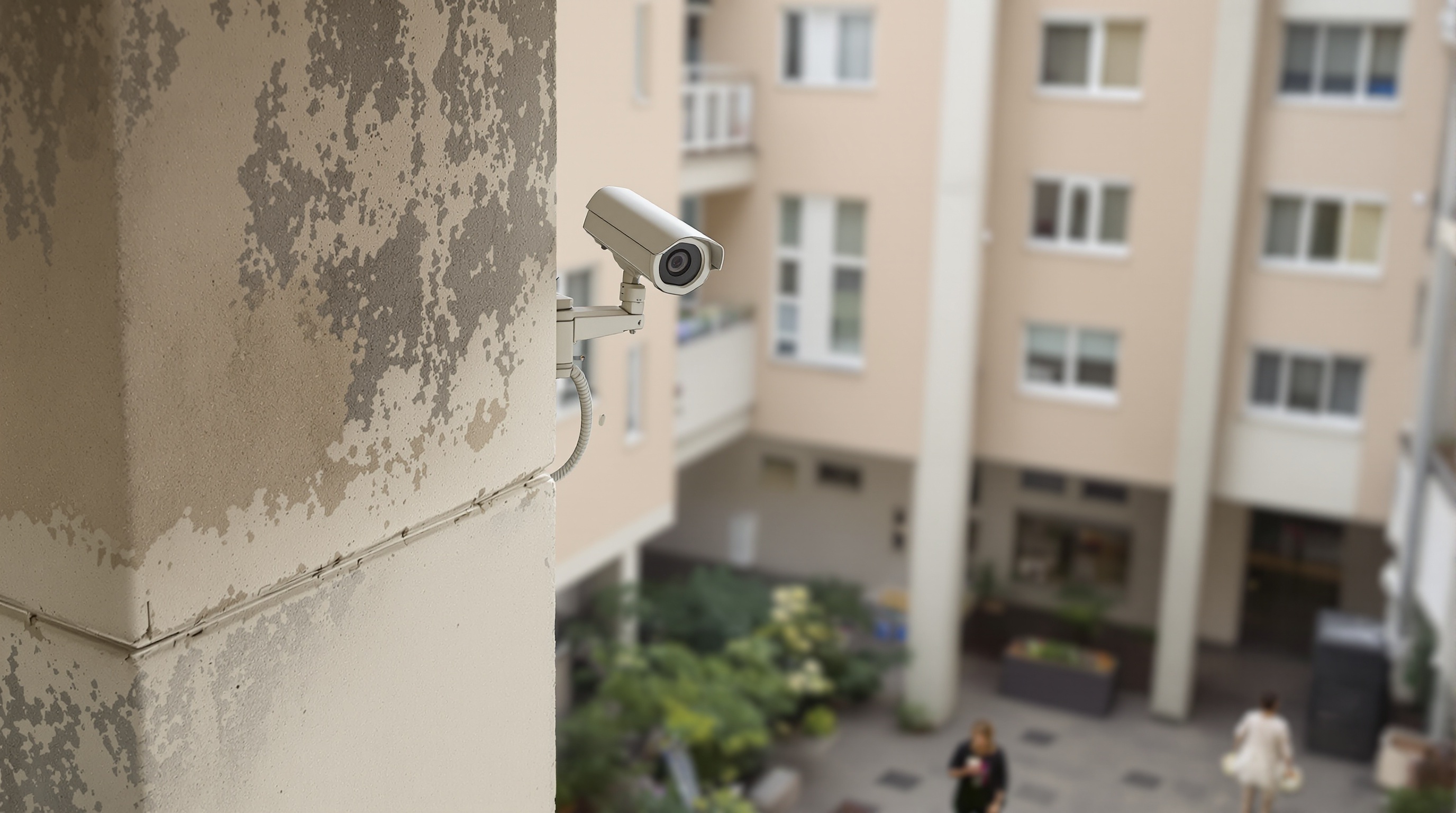 Câmera CFTV moderna em área comum de condomínio residencial com segurança avançada