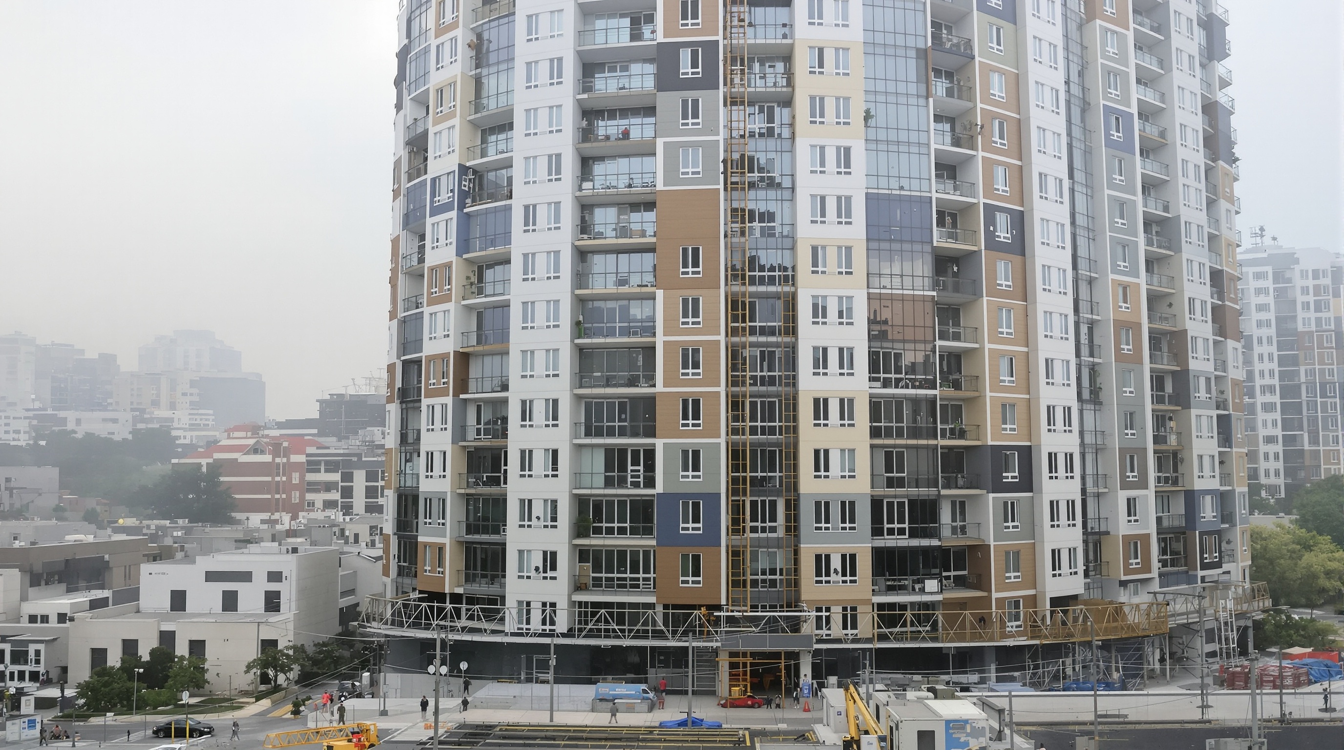 Fachada de edifício de luxo com sistema ventilado em alternância com vidro, evidenciando integração no envelope de alto desempenho