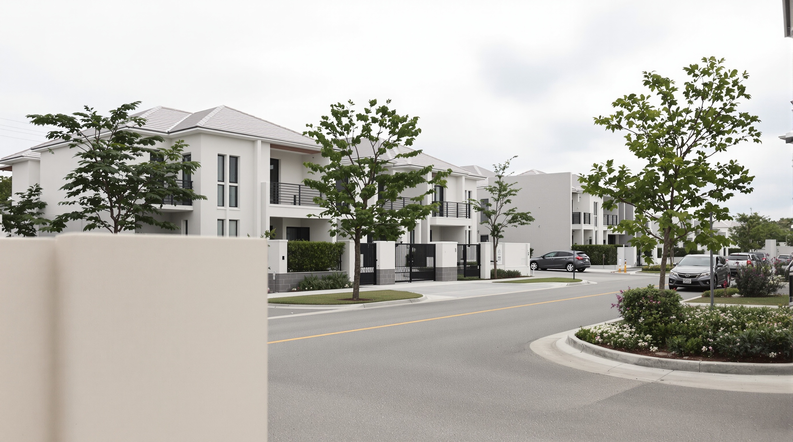 Rua residencial do Tamboré 10 com casas de alto padrão e paisagismo consolidado