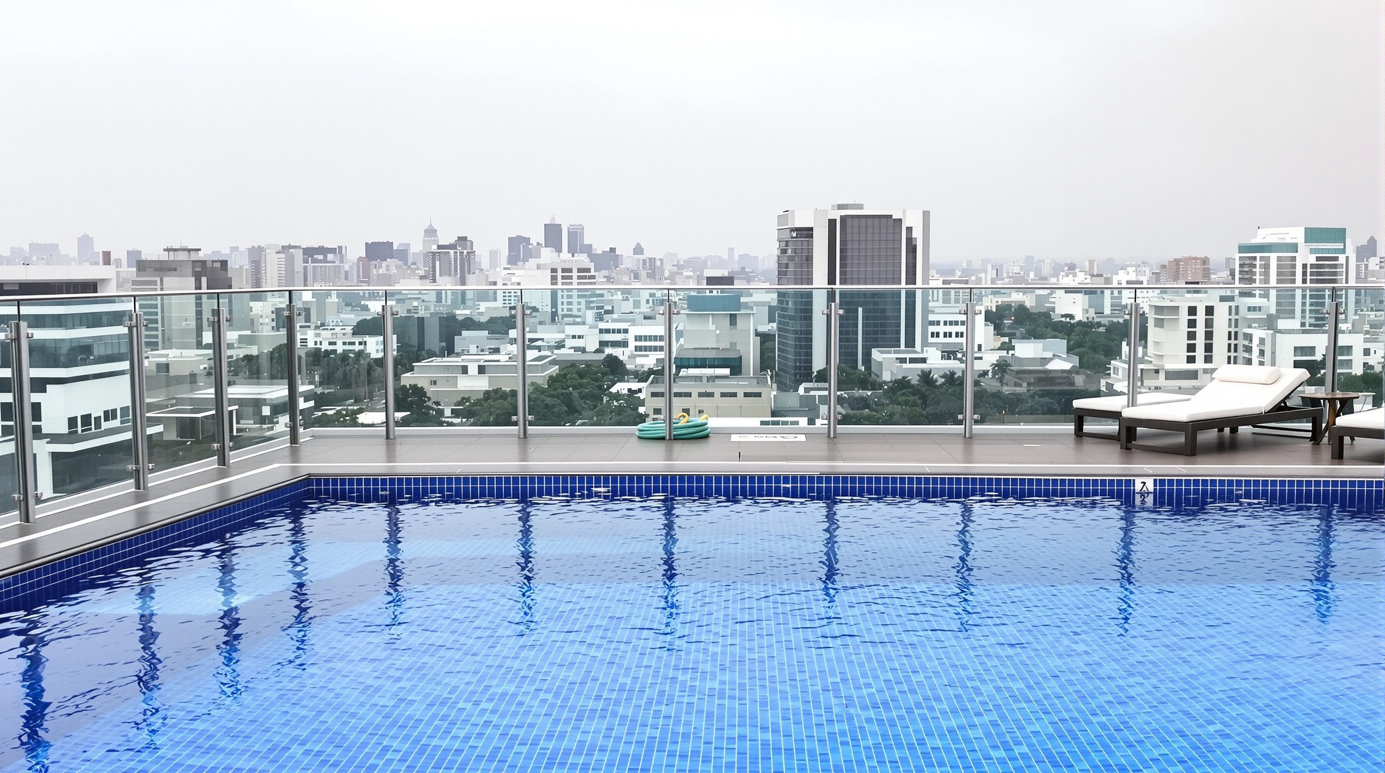 Piscina de borda infinita no terraço do Wave Alphaville com vista panorâmica de Barueri